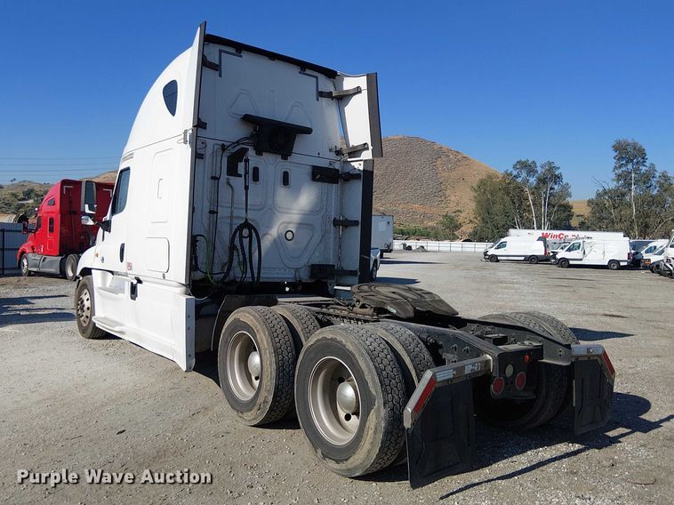 image for item YA2233 2019 Freightliner Cascadia semi truck