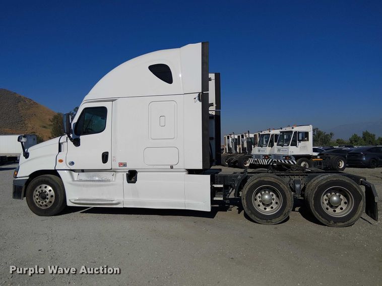 image for item YA2233 2019 Freightliner Cascadia semi truck