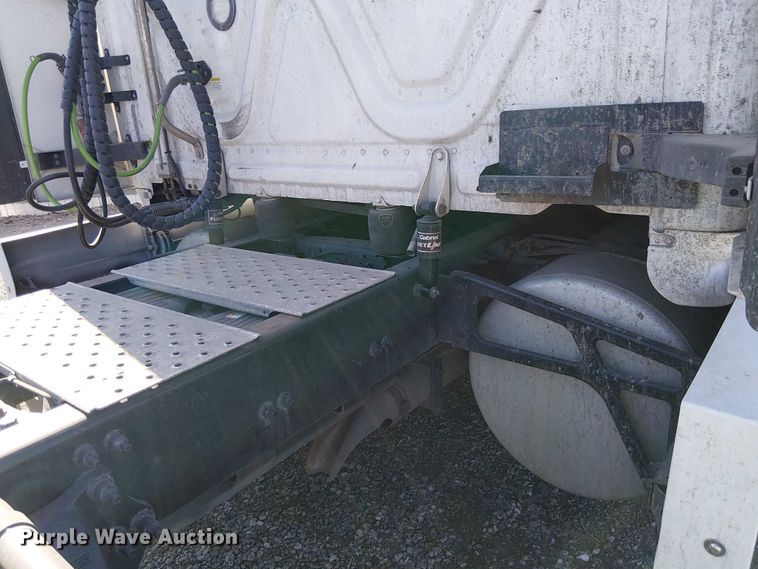image for item YA2233 2019 Freightliner Cascadia semi truck