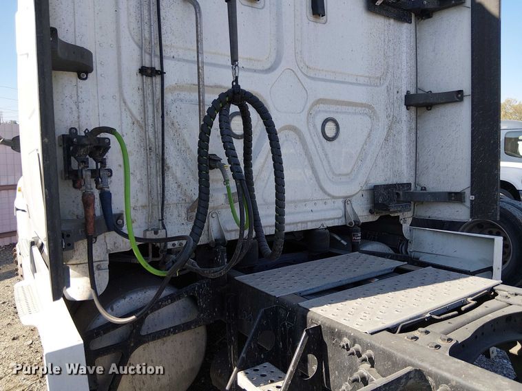 image for item YA2233 2019 Freightliner Cascadia semi truck