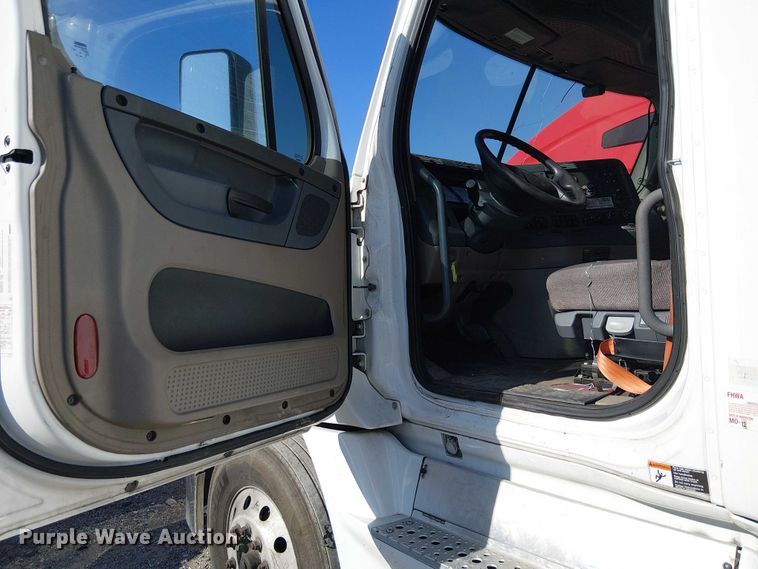 image for item YA2233 2019 Freightliner Cascadia semi truck