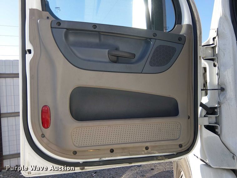 image for item YA2233 2019 Freightliner Cascadia semi truck