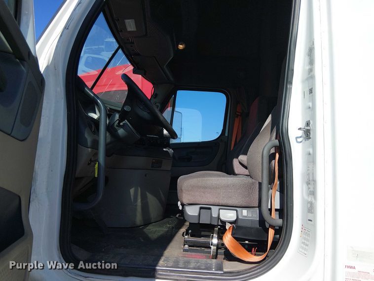 image for item YA2233 2019 Freightliner Cascadia semi truck