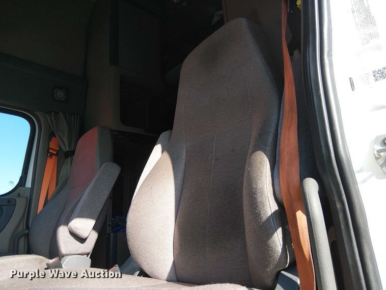 image for item YA2233 2019 Freightliner Cascadia semi truck