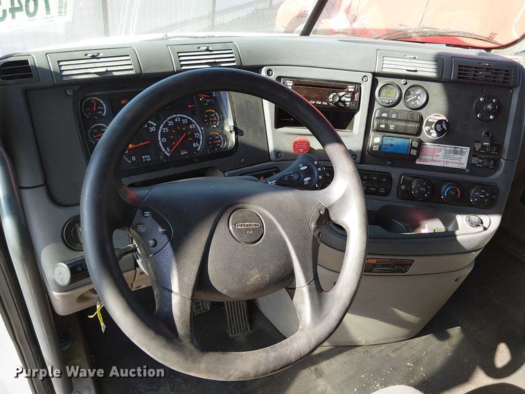 image for item YA2233 2019 Freightliner Cascadia semi truck