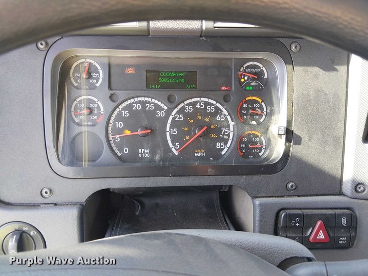 image for item YA2233 2019 Freightliner Cascadia semi truck