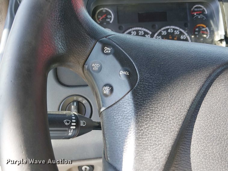 image for item YA2233 2019 Freightliner Cascadia semi truck