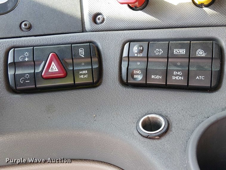 image for item YA2233 2019 Freightliner Cascadia semi truck
