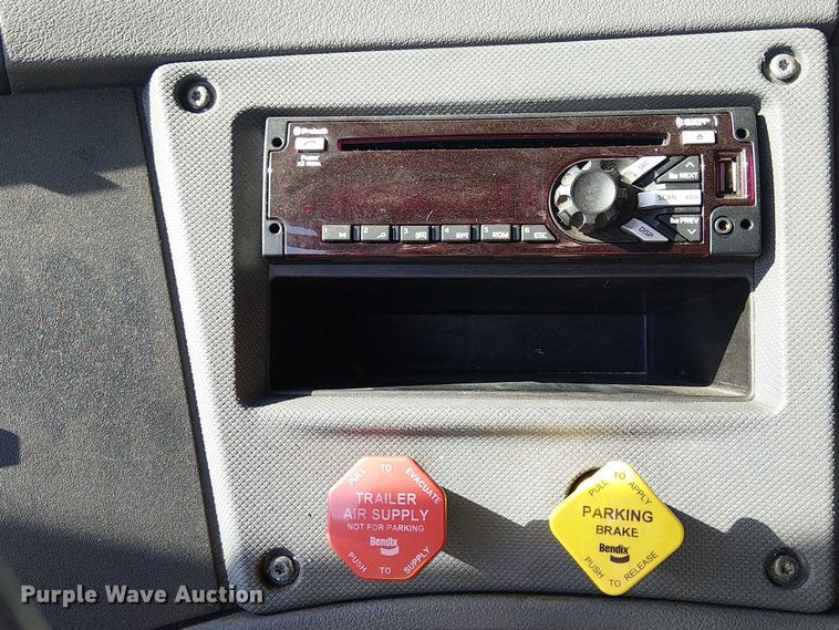 image for item YA2233 2019 Freightliner Cascadia semi truck