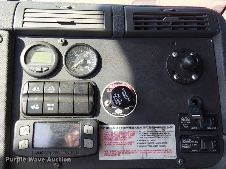image for item YA2233 2019 Freightliner Cascadia semi truck