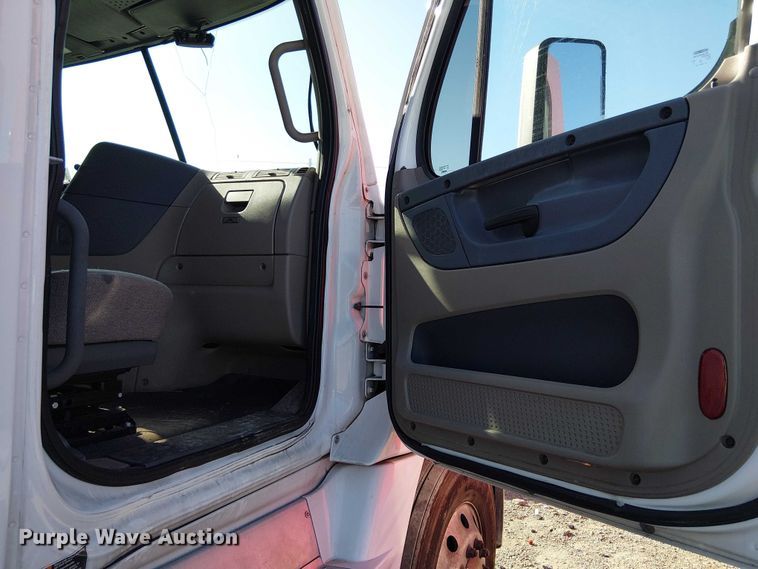 image for item YA2233 2019 Freightliner Cascadia semi truck