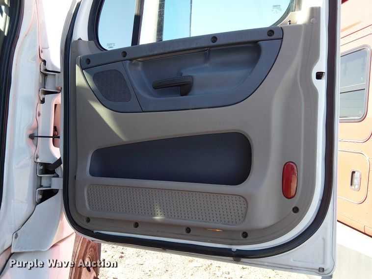 image for item YA2233 2019 Freightliner Cascadia semi truck
