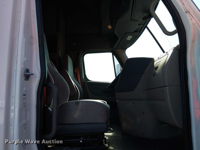image for item YA2233 2019 Freightliner Cascadia semi truck