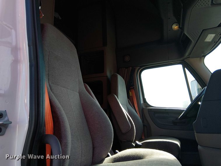 image for item YA2233 2019 Freightliner Cascadia semi truck