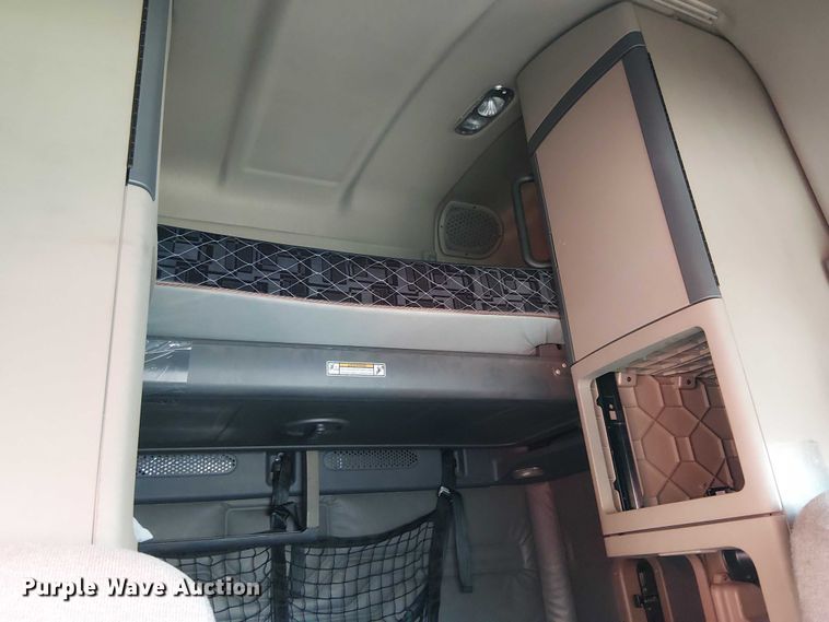 image for item YA2233 2019 Freightliner Cascadia semi truck