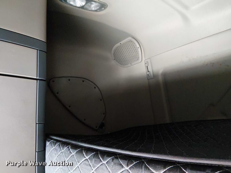 image for item YA2233 2019 Freightliner Cascadia semi truck