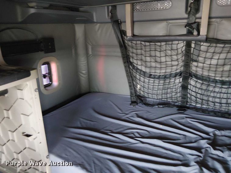 image for item YA2233 2019 Freightliner Cascadia semi truck