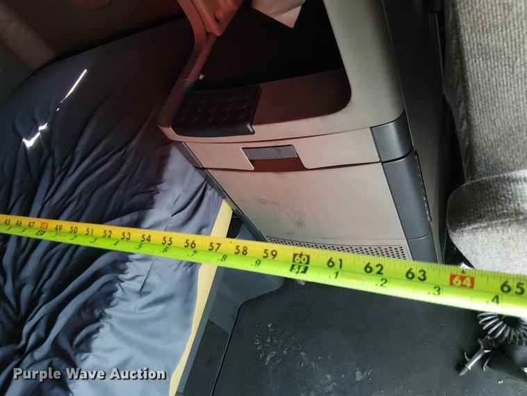 image for item YA2233 2019 Freightliner Cascadia semi truck