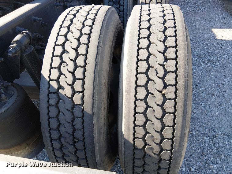 image for item YA2233 2019 Freightliner Cascadia semi truck