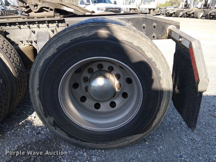 image for item YA2233 2019 Freightliner Cascadia semi truck