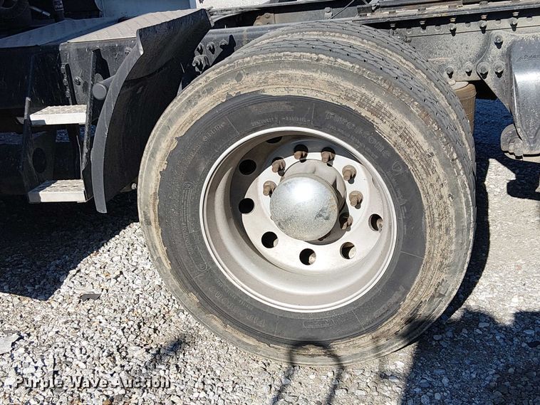 image for item YA2233 2019 Freightliner Cascadia semi truck