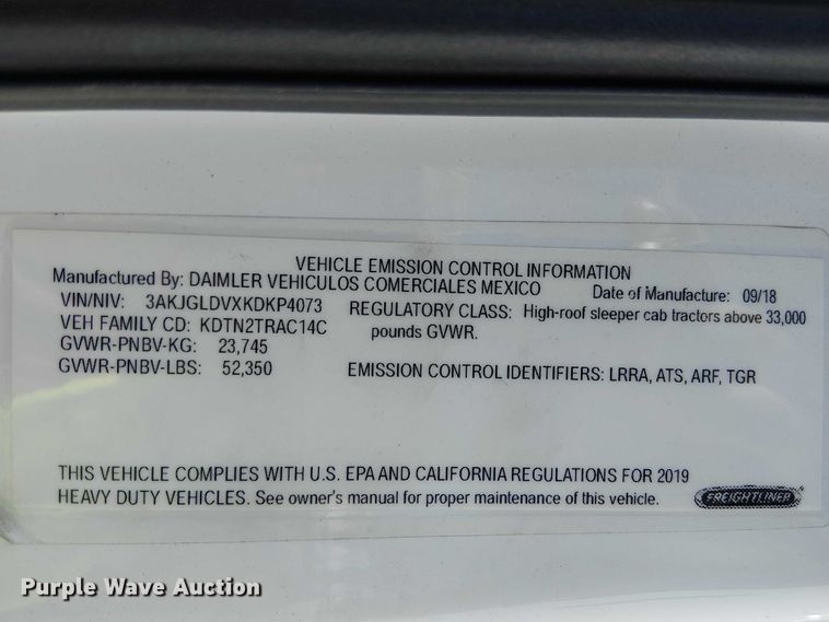 image for item YA2233 2019 Freightliner Cascadia semi truck