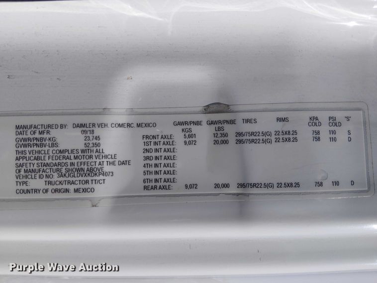 image for item YA2233 2019 Freightliner Cascadia semi truck