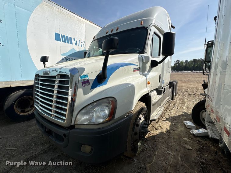 image for item YA2578 2018 Freightliner Cascadia semi truck