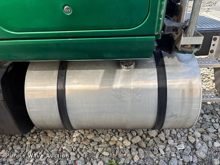 image for item YA2580 2019 International LT625 semi truck