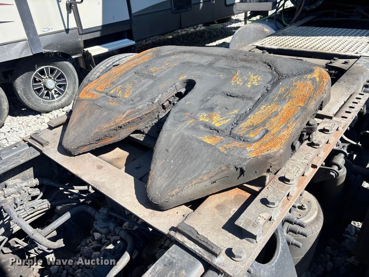 image for item YA2580 2019 International LT625 semi truck