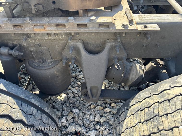 image for item YA2580 2019 International LT625 semi truck