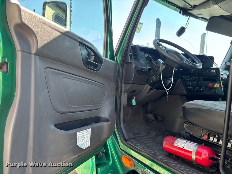 image for item YA2580 2019 International LT625 semi truck