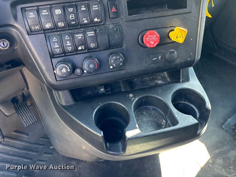 image for item YA2580 2019 International LT625 semi truck