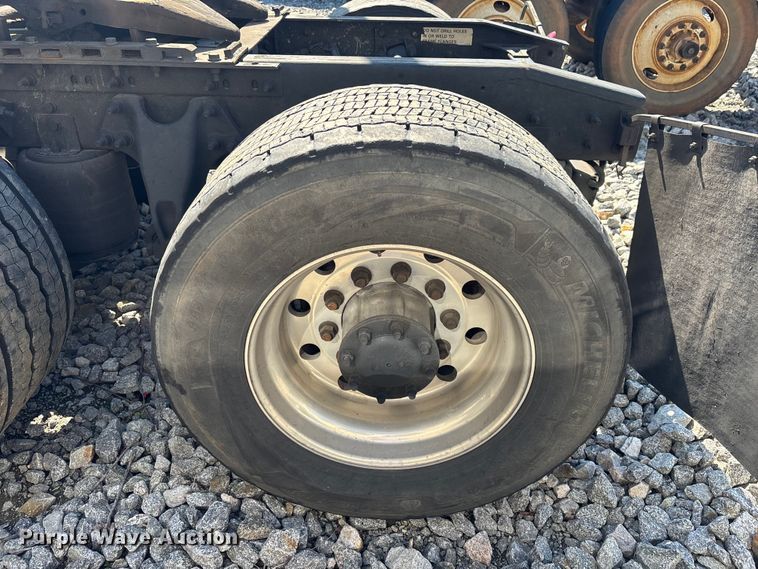 image for item YA2580 2019 International LT625 semi truck