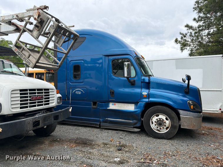 image for item YA2602 2017 Freightliner Cascadia semi truck