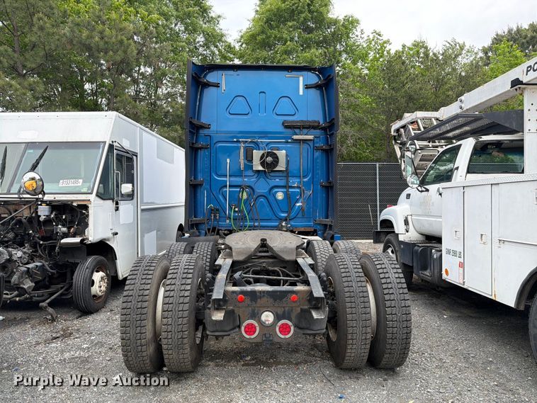 image for item YA2602 2017 Freightliner Cascadia semi truck