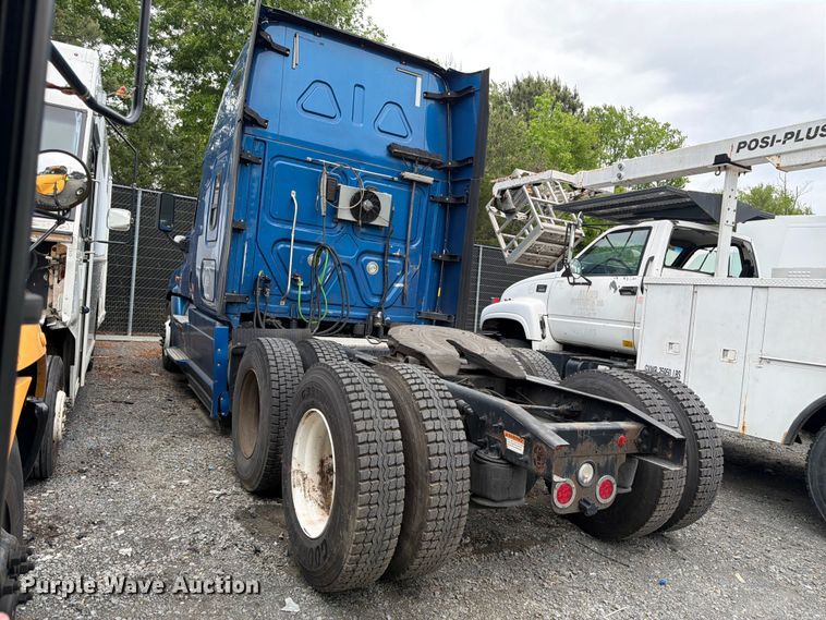 image for item YA2602 2017 Freightliner Cascadia semi truck