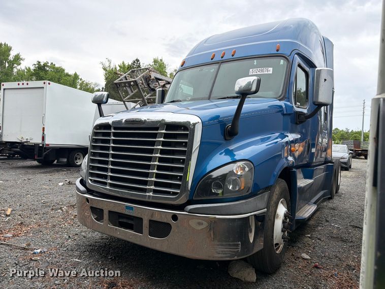 image for item YA2602 2017 Freightliner Cascadia semi truck