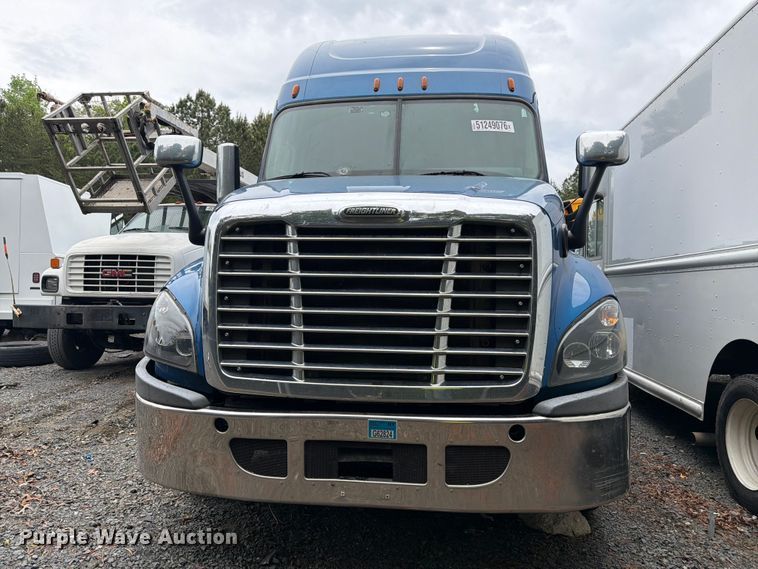 image for item YA2602 2017 Freightliner Cascadia semi truck