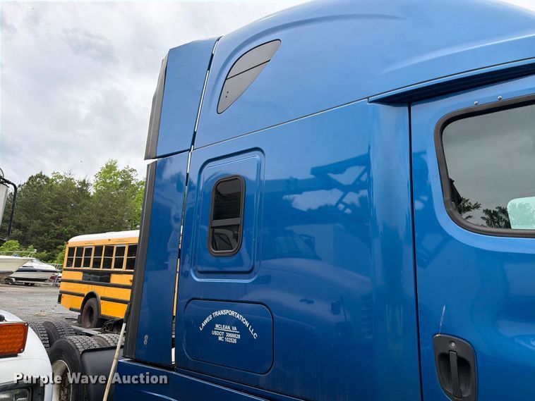 image for item YA2602 2017 Freightliner Cascadia semi truck