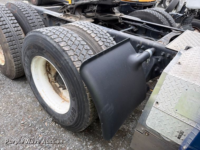 image for item YA2602 2017 Freightliner Cascadia semi truck