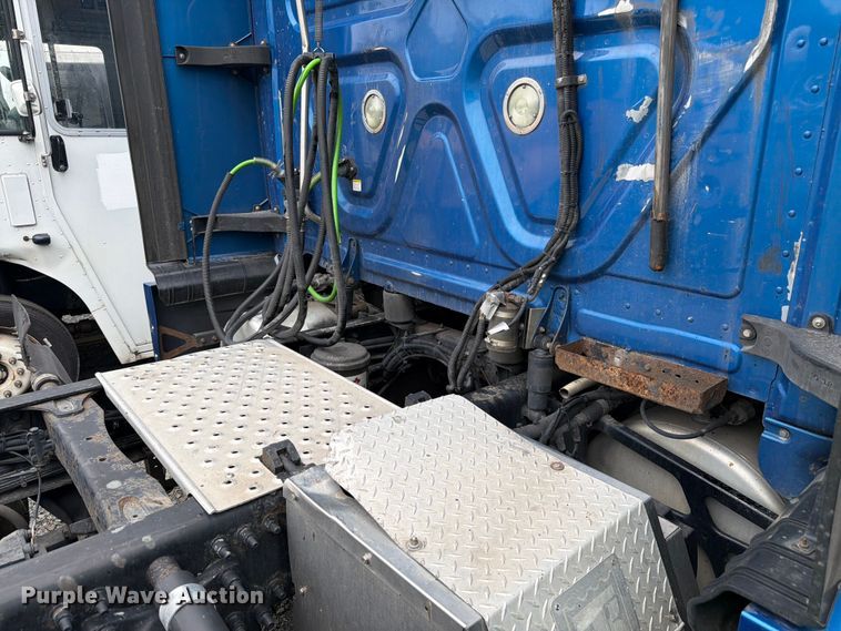 image for item YA2602 2017 Freightliner Cascadia semi truck