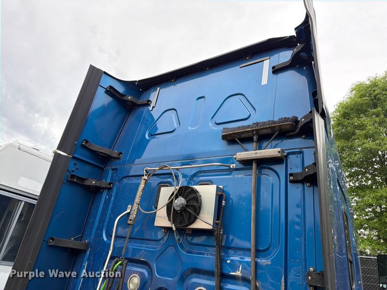 image for item YA2602 2017 Freightliner Cascadia semi truck