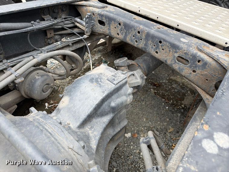 image for item YA2602 2017 Freightliner Cascadia semi truck