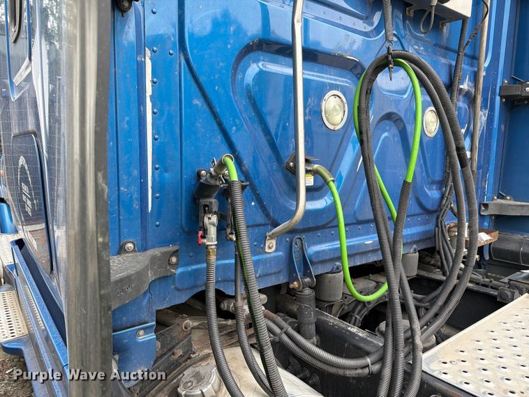 image for item YA2602 2017 Freightliner Cascadia semi truck