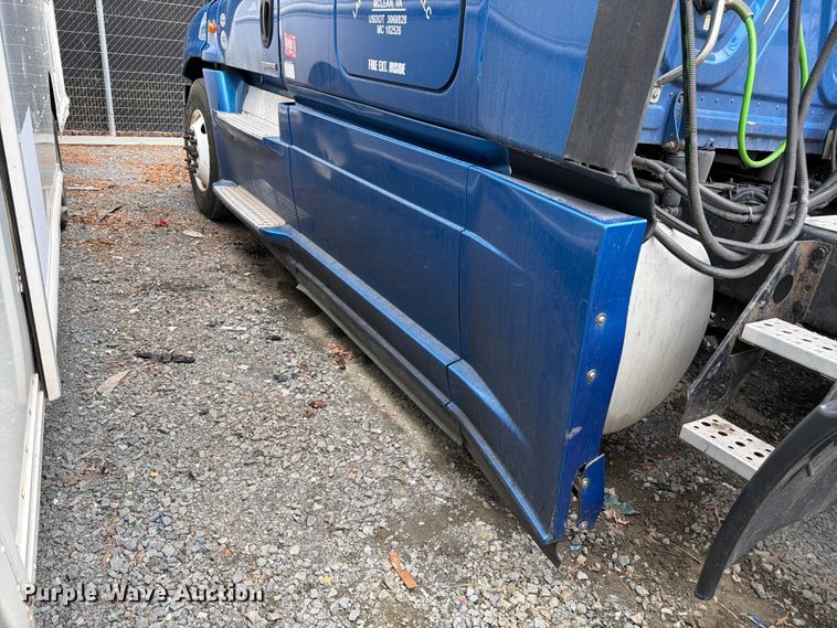 image for item YA2602 2017 Freightliner Cascadia semi truck