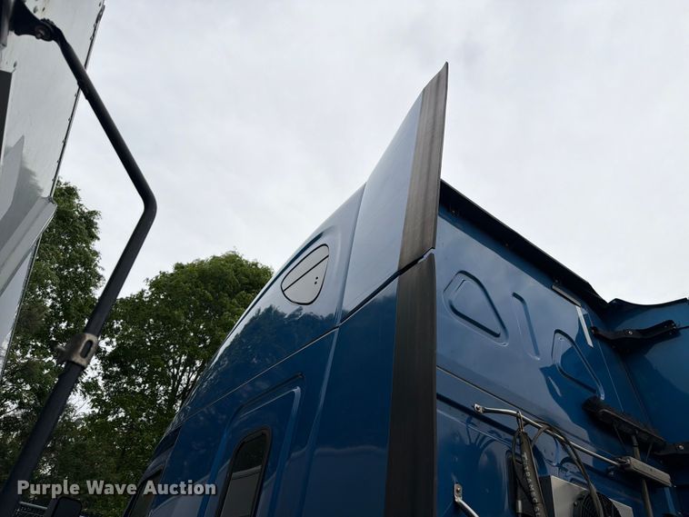image for item YA2602 2017 Freightliner Cascadia semi truck