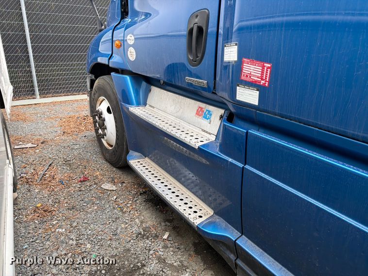image for item YA2602 2017 Freightliner Cascadia semi truck