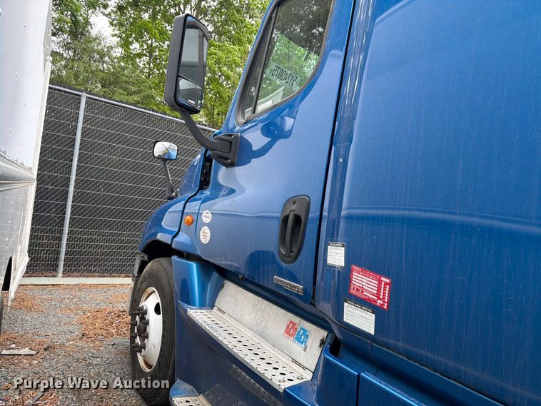 image for item YA2602 2017 Freightliner Cascadia semi truck