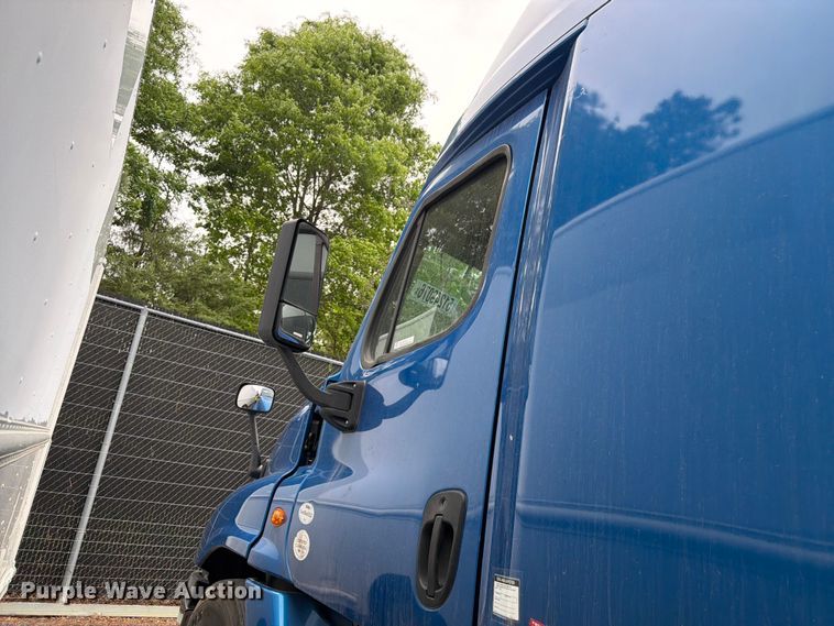 image for item YA2602 2017 Freightliner Cascadia semi truck